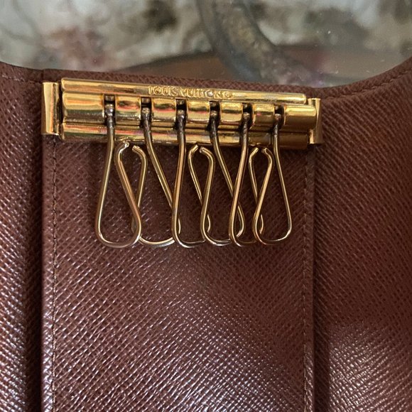 Louis Vuitton 6 Key Holder in Monogram - Picture 4 of 12